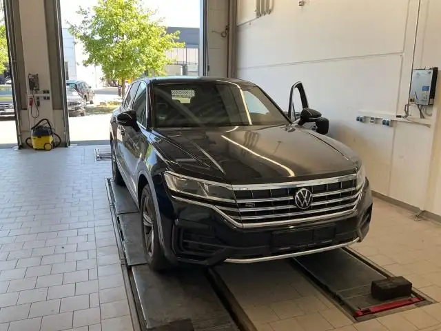 Volkswagen Touareg view 2
