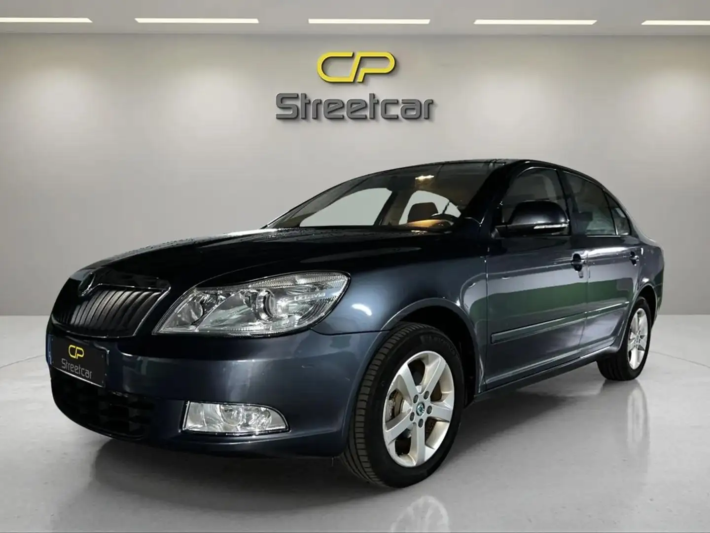 Skoda Octavia 1.6 TDI CR Ambition Gris - 2