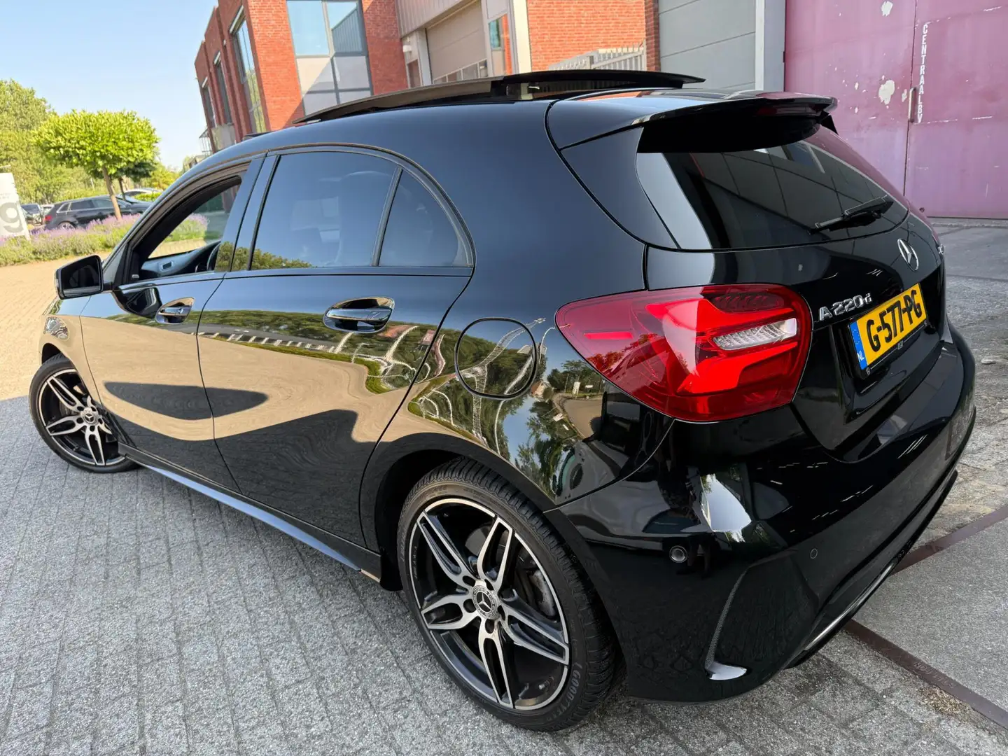 Mercedes-Benz A 220 D 4MATIC AMG 4X4 LEDER PANO CAM FACE+ LUXE Чорний - 2