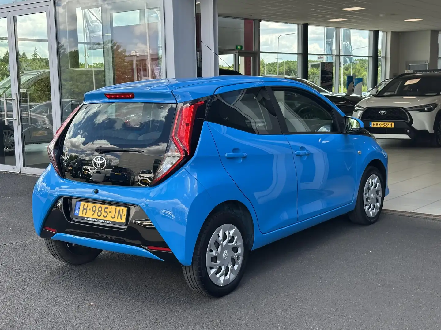 Toyota Aygo 1.0 VVT-i x-play Apple Android carplay | Airco | P Blauw - 2
