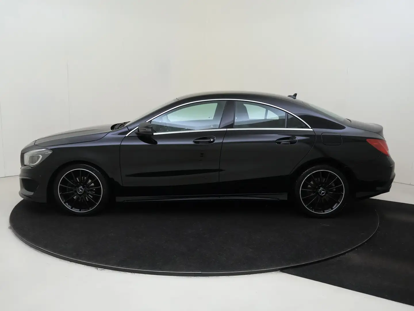 Mercedes-Benz CLA 180 Ambition / AMG/ 18 inch/ NL Auto Zwart - 2