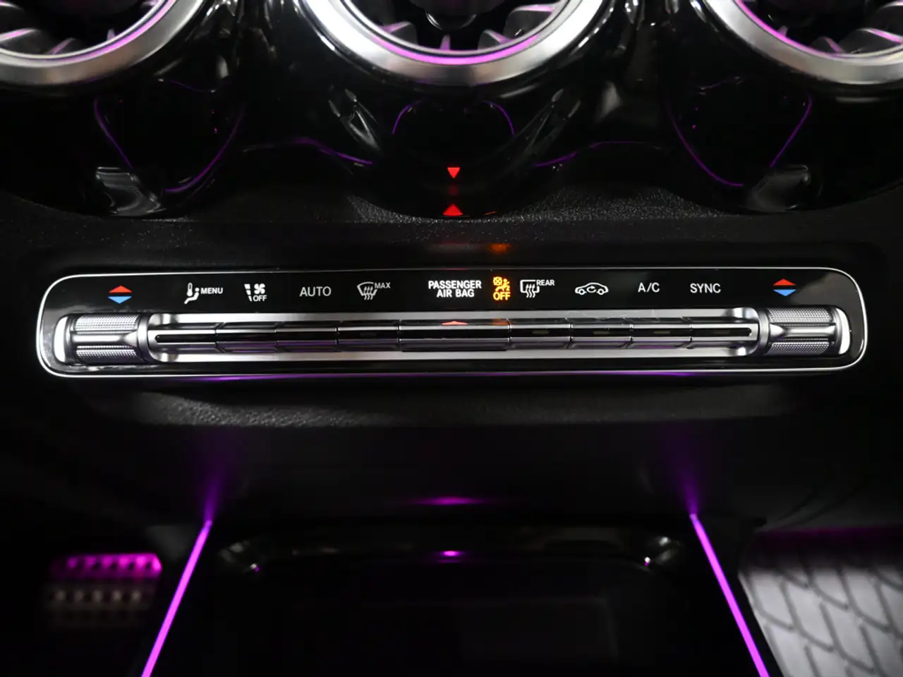 Mercedes-Benz GLB снимка Mercedes-Benz GLB
