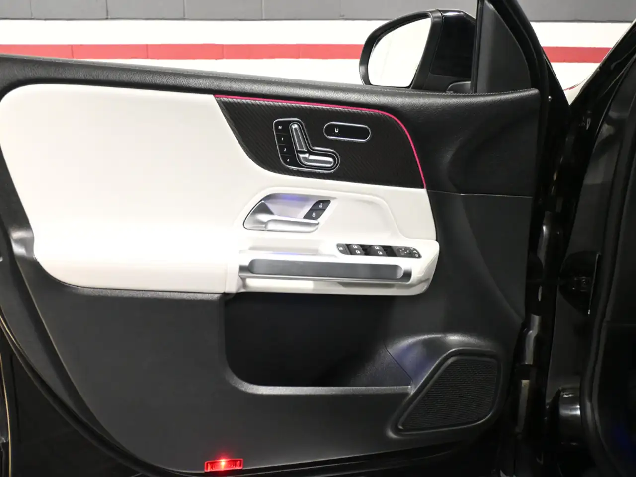 Mercedes-Benz GLB снимка Mercedes-Benz GLB