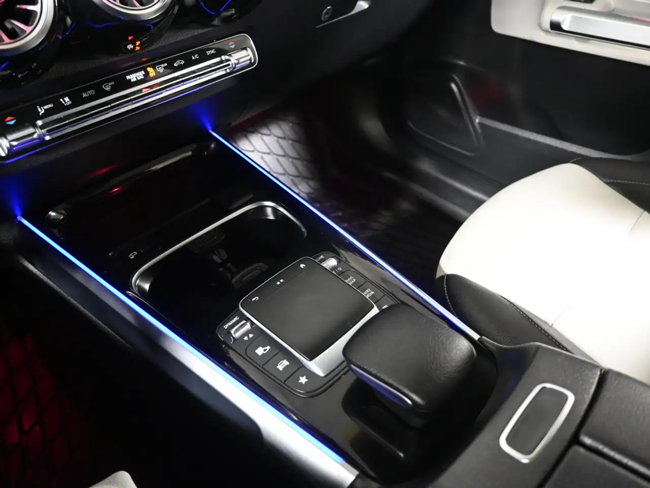 Mercedes-Benz GLB снимка Mercedes-Benz GLB
