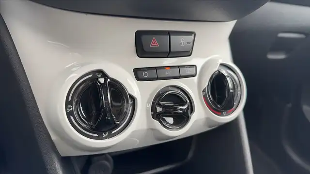 Peugeot 208 view 13