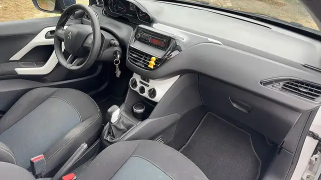 Peugeot 208 view 10