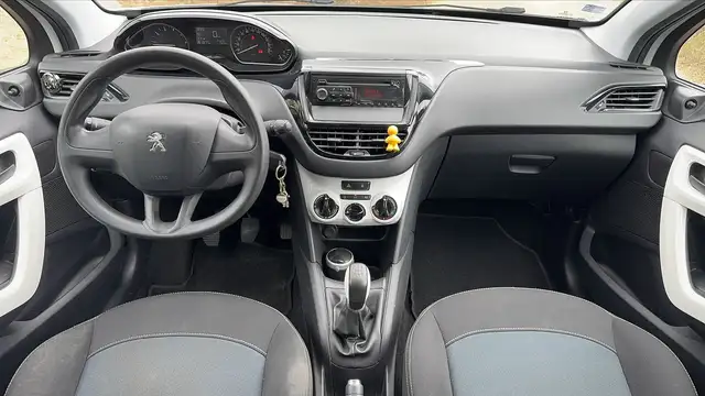 Peugeot 208 view 11