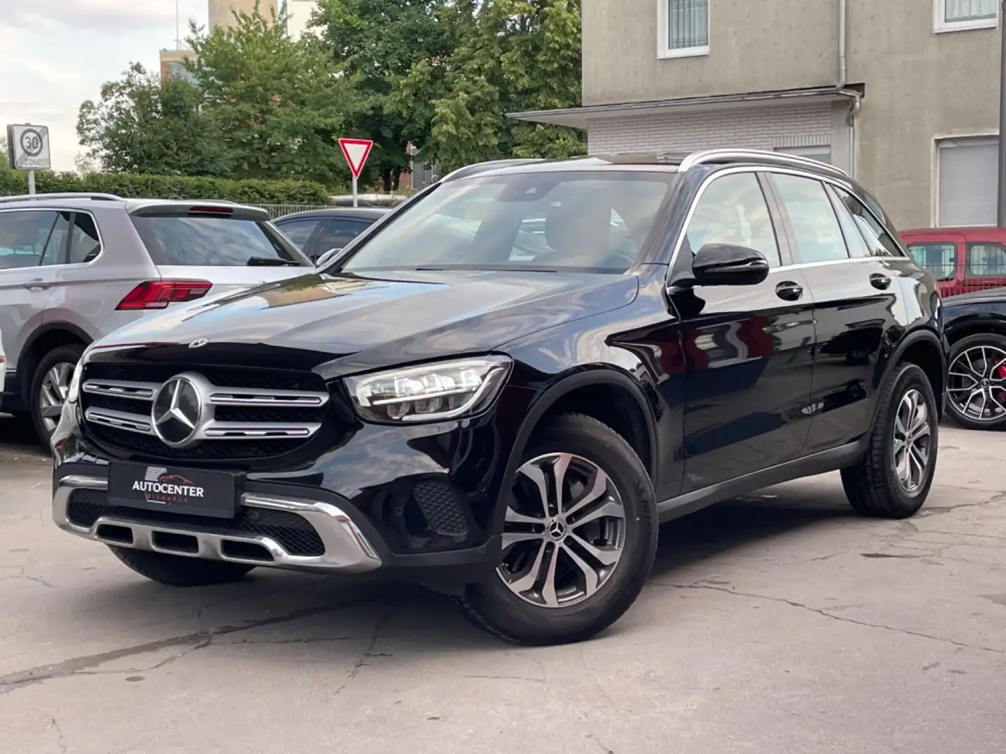 Mercedes-Benz GLC 300 d 4Matic NAVI/LED/AHK/R-KAMERA/ Schwarz - 1