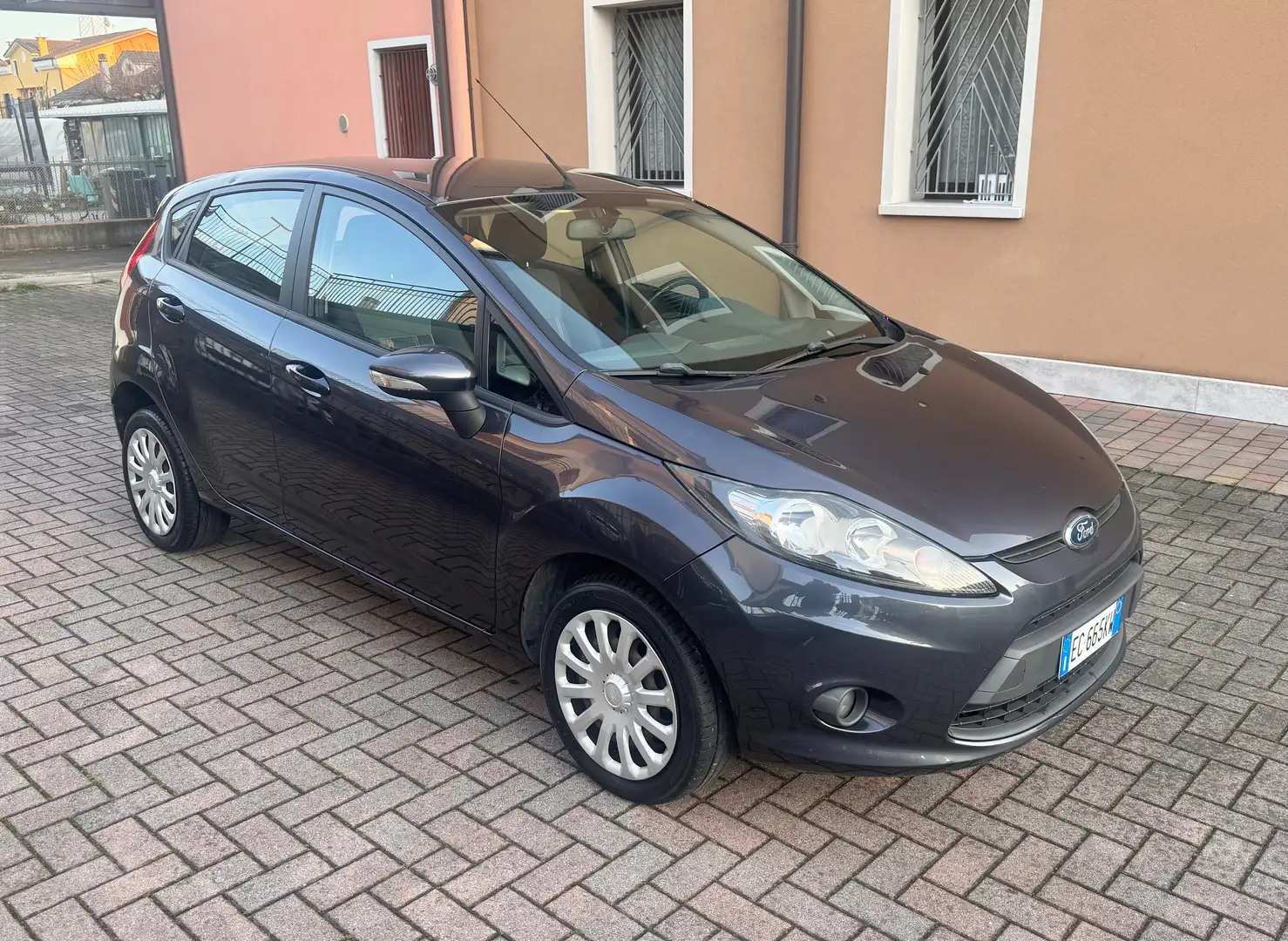 Ford Fiesta 5p 1.4 16v Titanium Gpl Grigio - 1