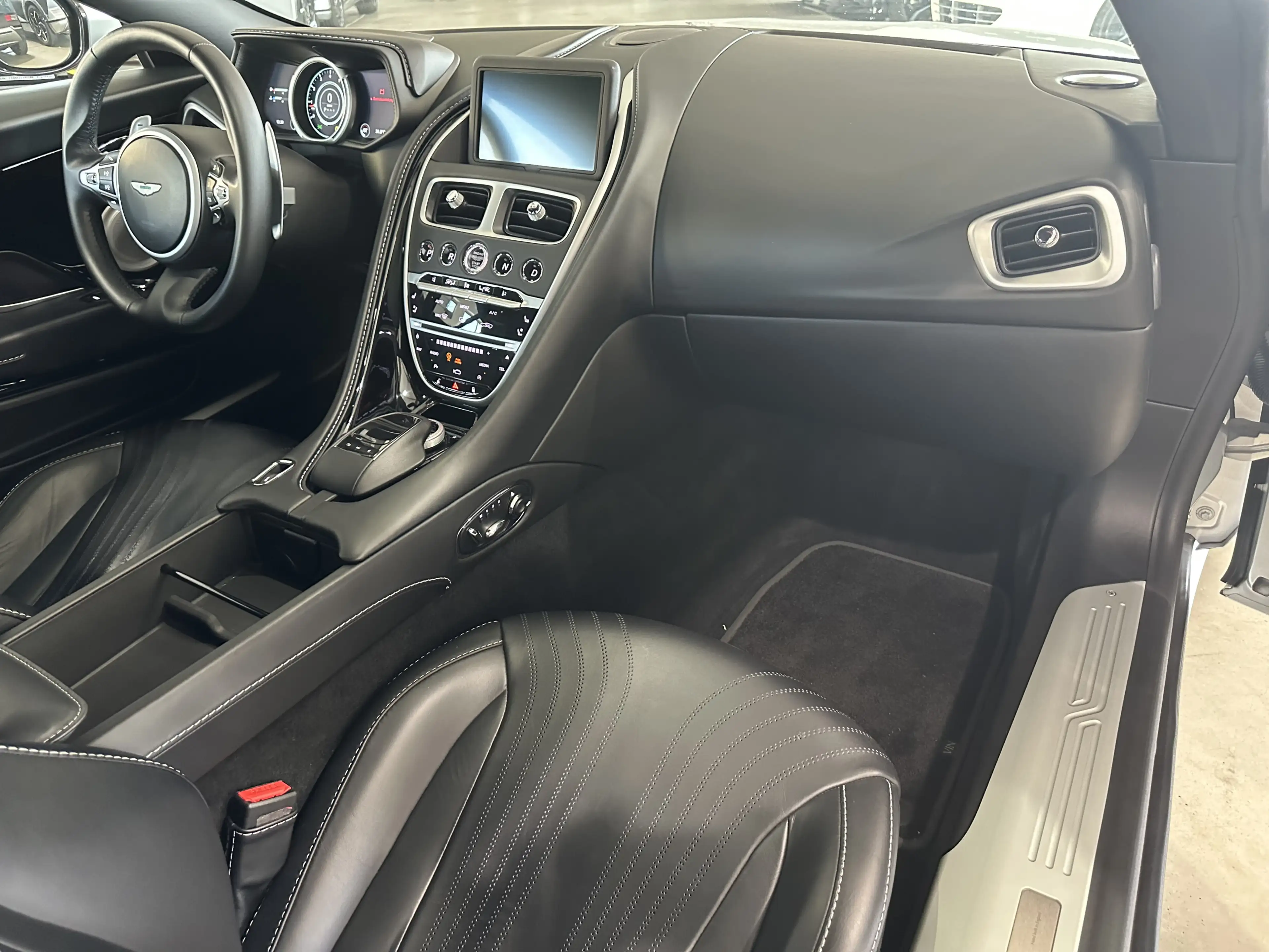 Aston Martin DB11 V 12 Launch Edition B&O 360 U-Frei — photo 18