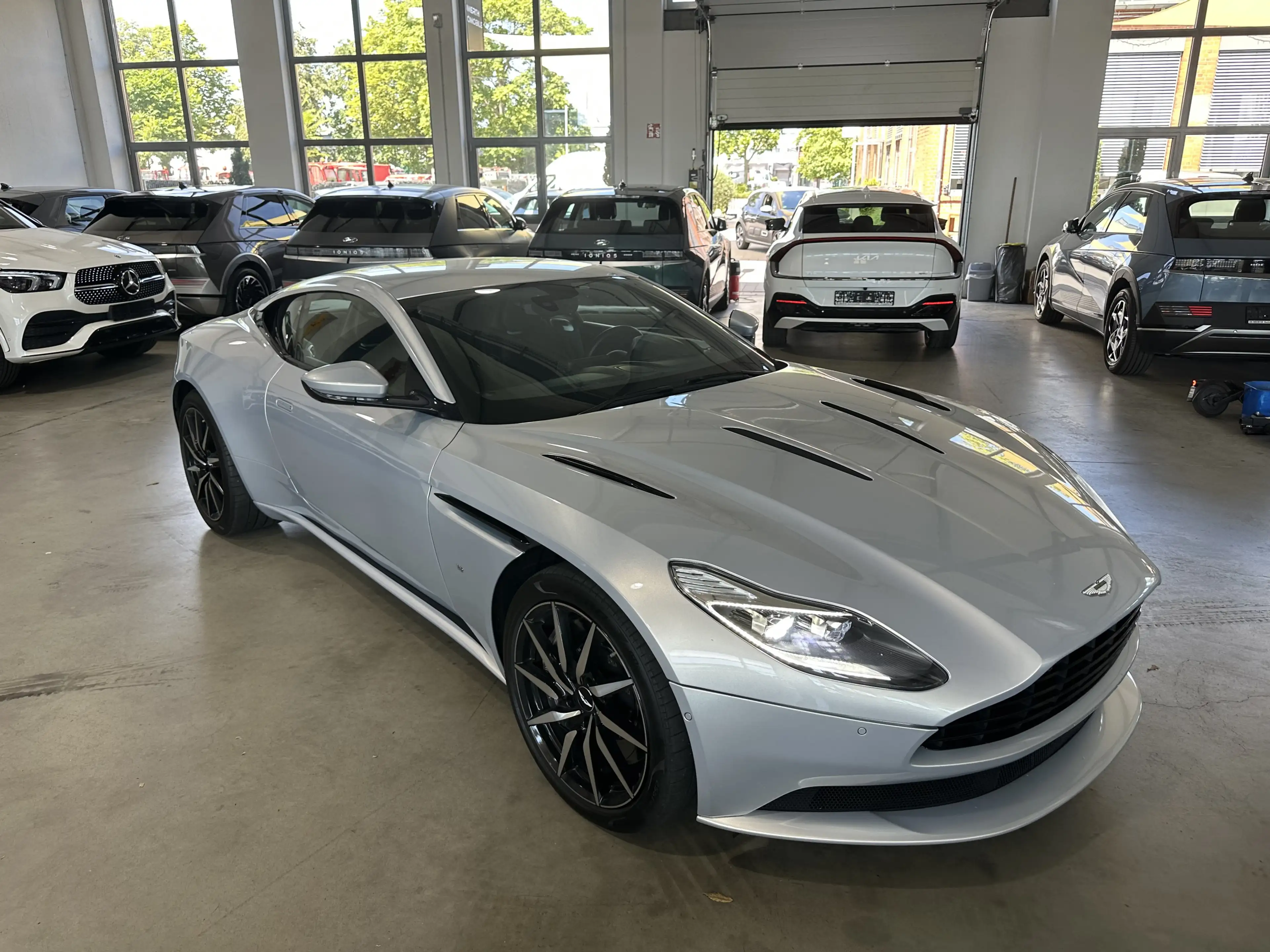Aston Martin DB11 V 12 Launch Edition B&O 360 U-Frei — photo 4