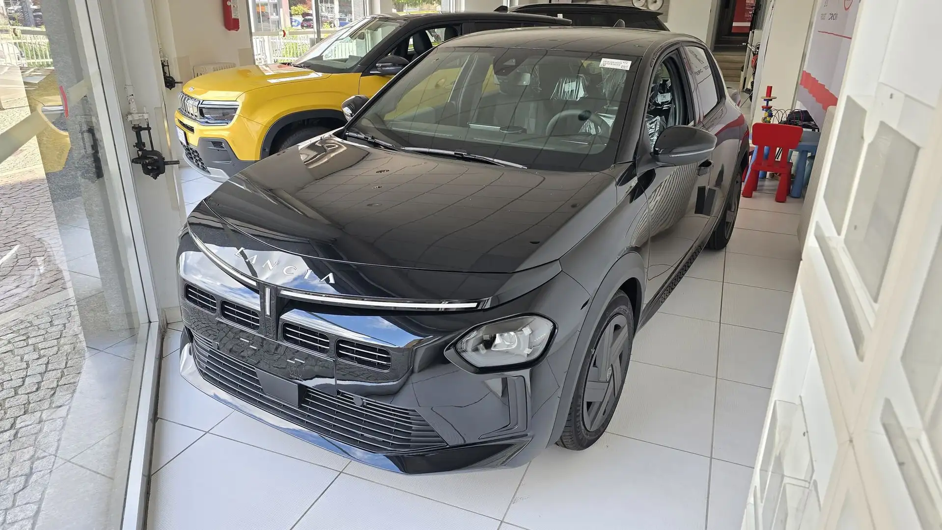 Lancia Ypsilon Hybrid e-DCT Schwarz - 1