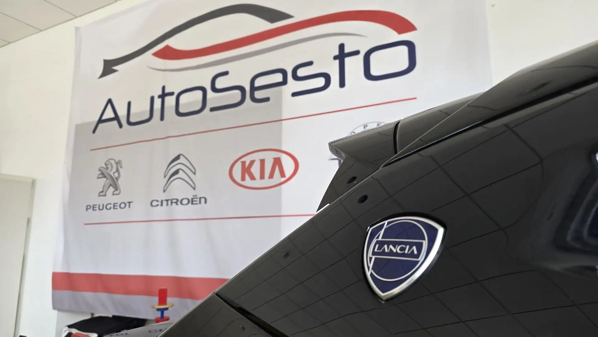 Lancia Ypsilon Hybrid e-DCT Schwarz - 2