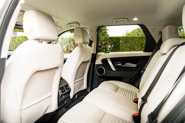 Land Rover Discovery Sport view 7