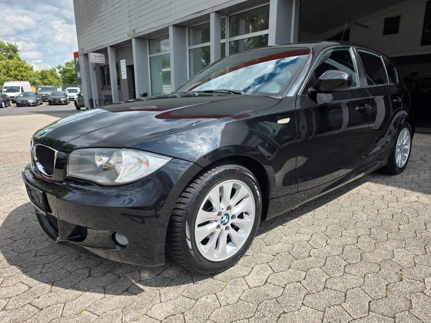 BMW 116 Baureihe 1 Lim. 116d Sport-Paket M / M-Techn Negro - 2