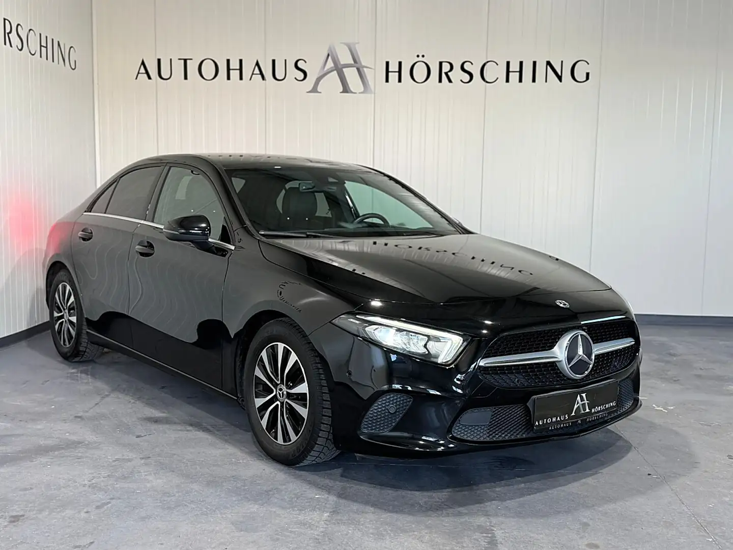 Mercedes-Benz A 180 d Limousine Aut.//SITZHEIZUNG// Schwarz - 1