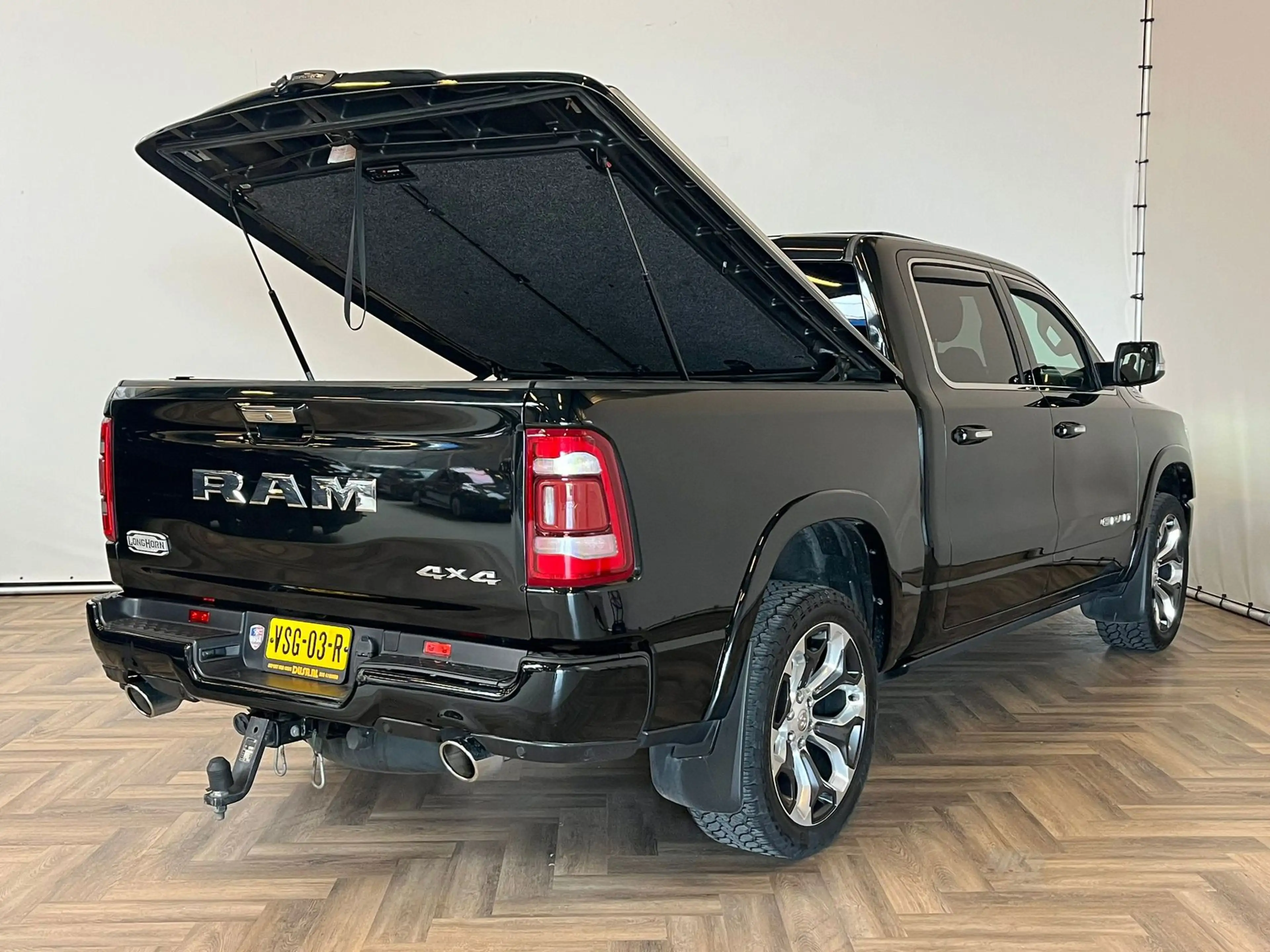 Dodge RAM 1500 5.7 V8 4x4 Crew Cab Longhorn|NAP|HUD|PANO|LUC — photo 4