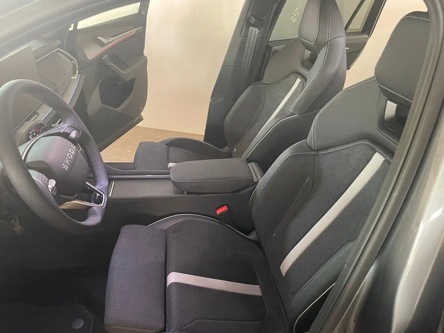 Skoda Kodiaq 2.0 TDI 110 kW DSG Sportline 20Zoll/AHK Grau - 2