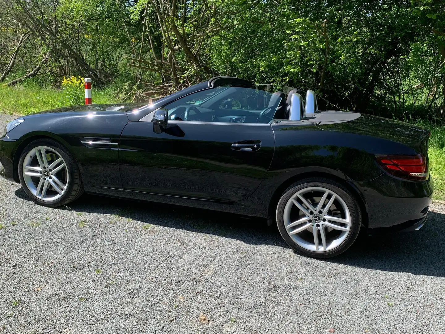Mercedes-Benz SLC 180 9G-TRONIC RedArt Edition Schwarz - 2