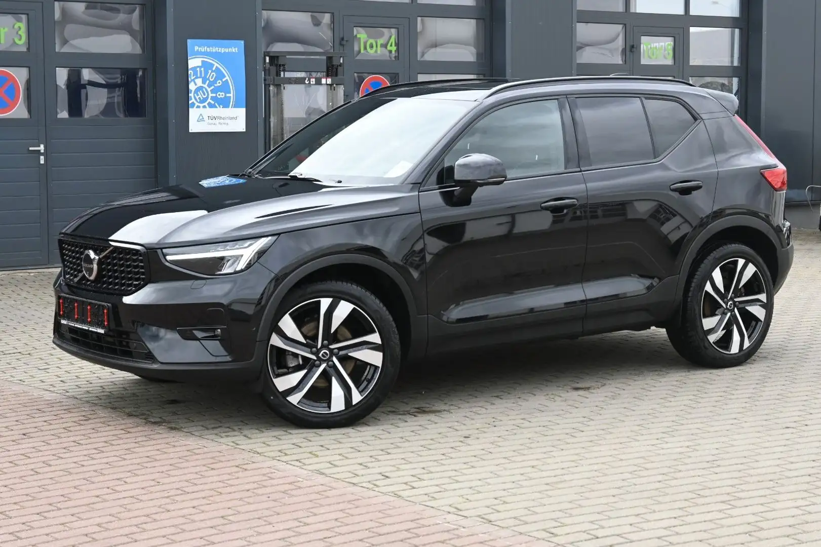 Volvo XC40 B4 Ultimate Dark*PANO*STHZ*H&K*360*20" Schwarz - 1