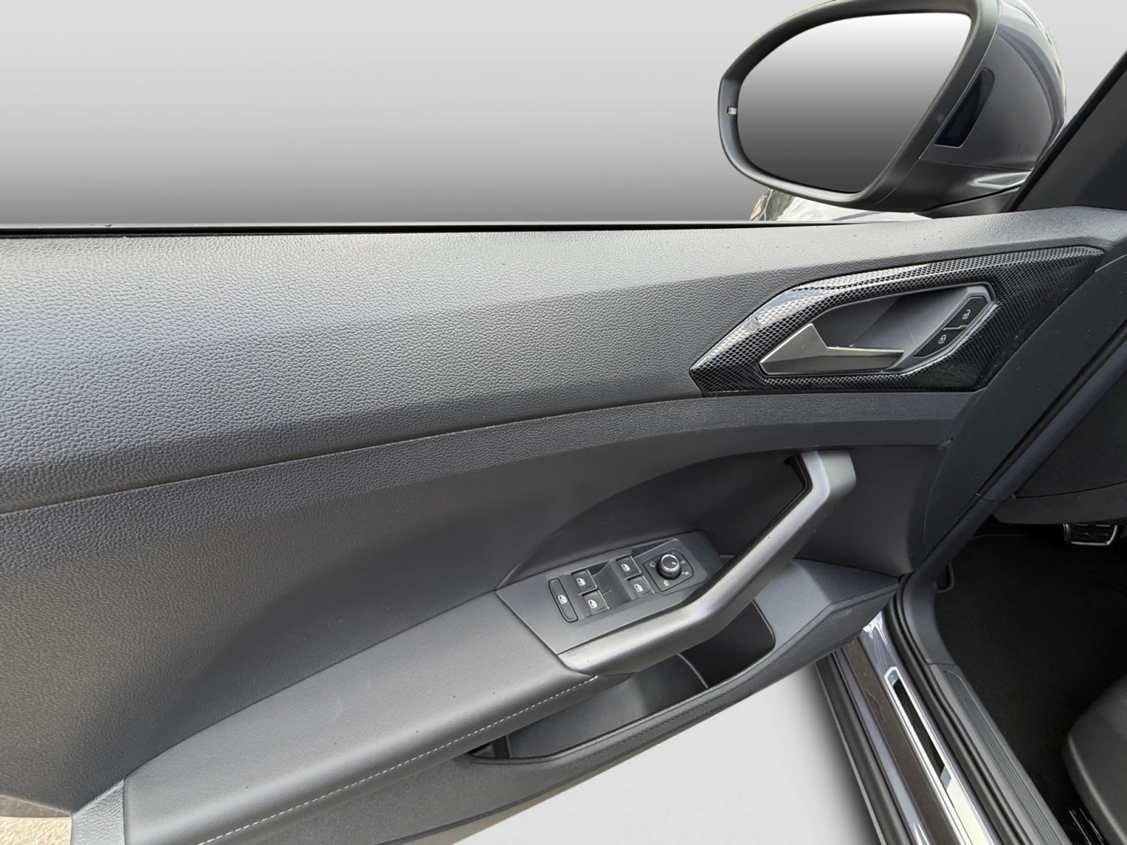 Volkswagen T-Cross R-Line 1.0 l TSI 85 kW Travel & Comfort" — photo 14