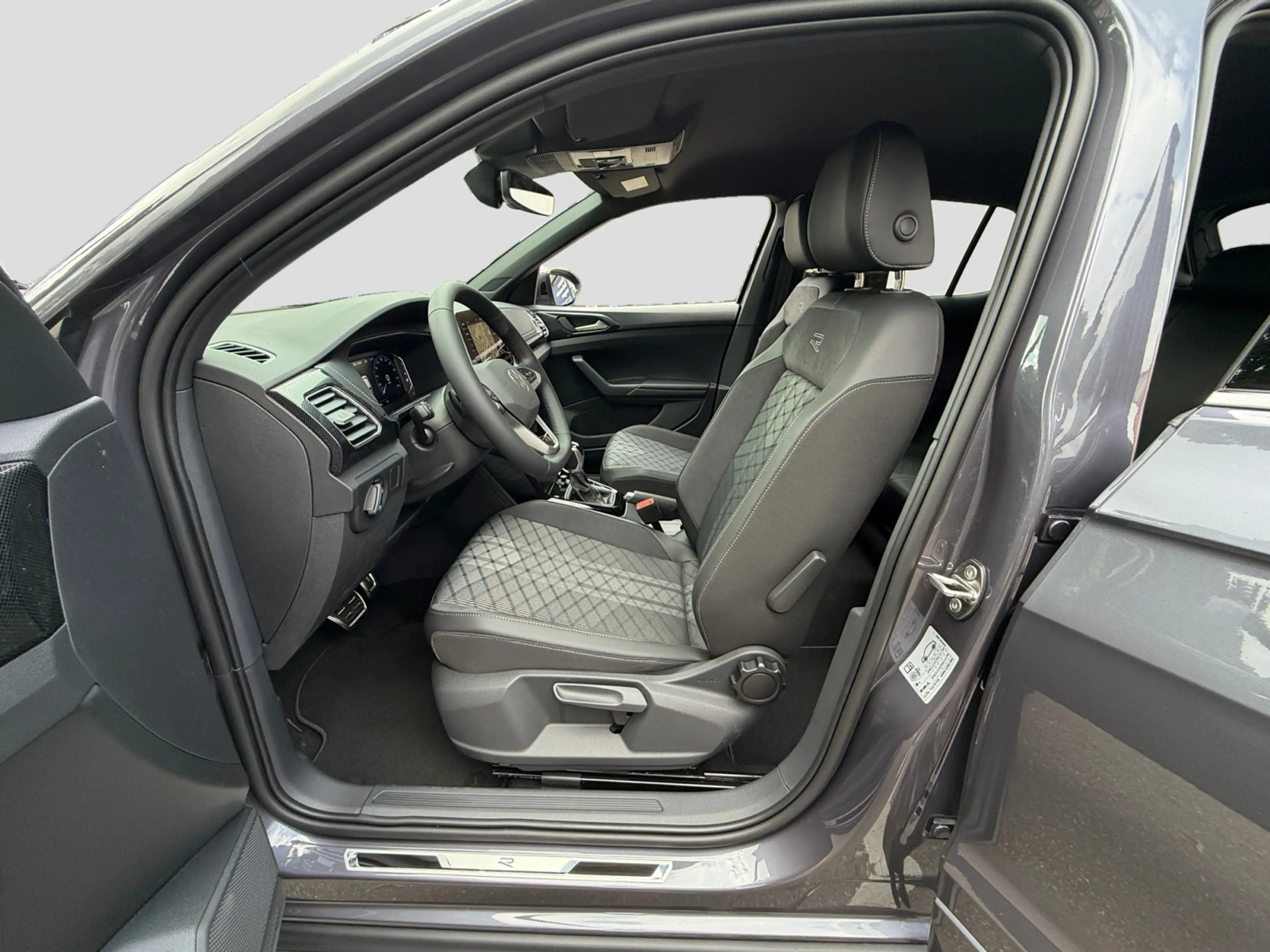 Volkswagen T-Cross R-Line 1.0 l TSI 85 kW Travel & Comfort" — photo 10