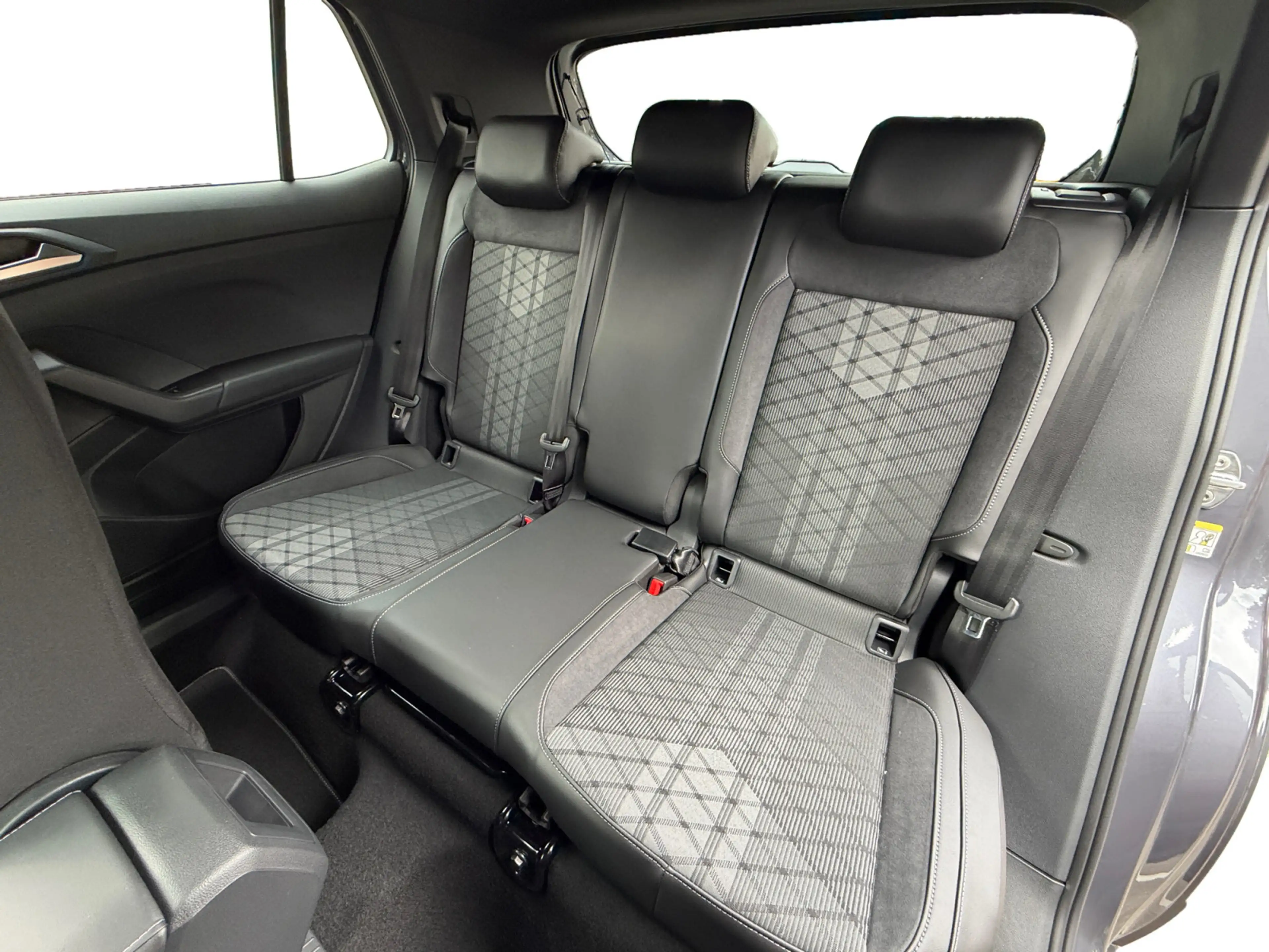 Volkswagen T-Cross R-Line 1.0 l TSI 85 kW Travel & Comfort" — photo 11