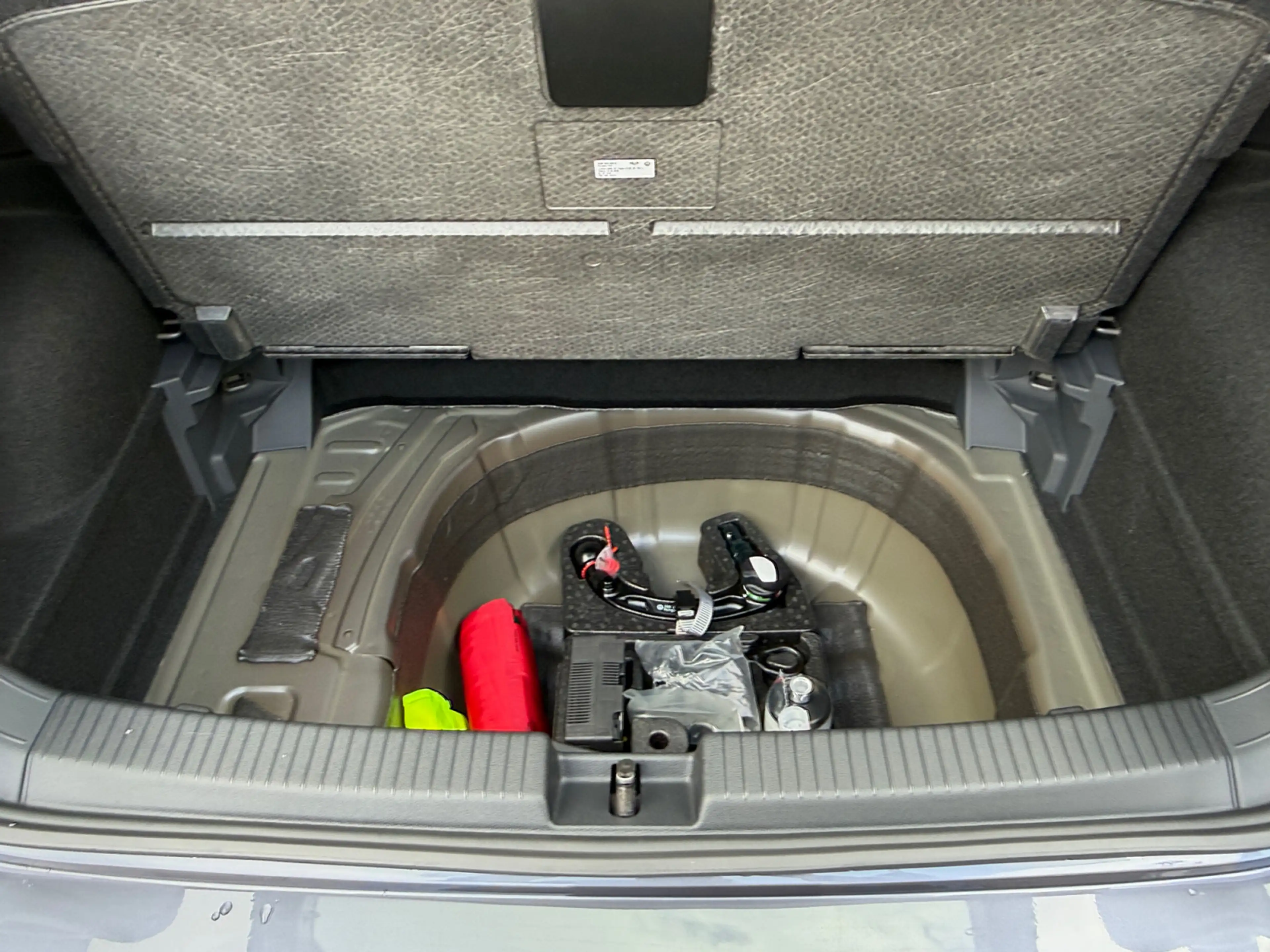 Volkswagen T-Cross R-Line 1.0 l TSI 85 kW Travel & Comfort" — photo 12