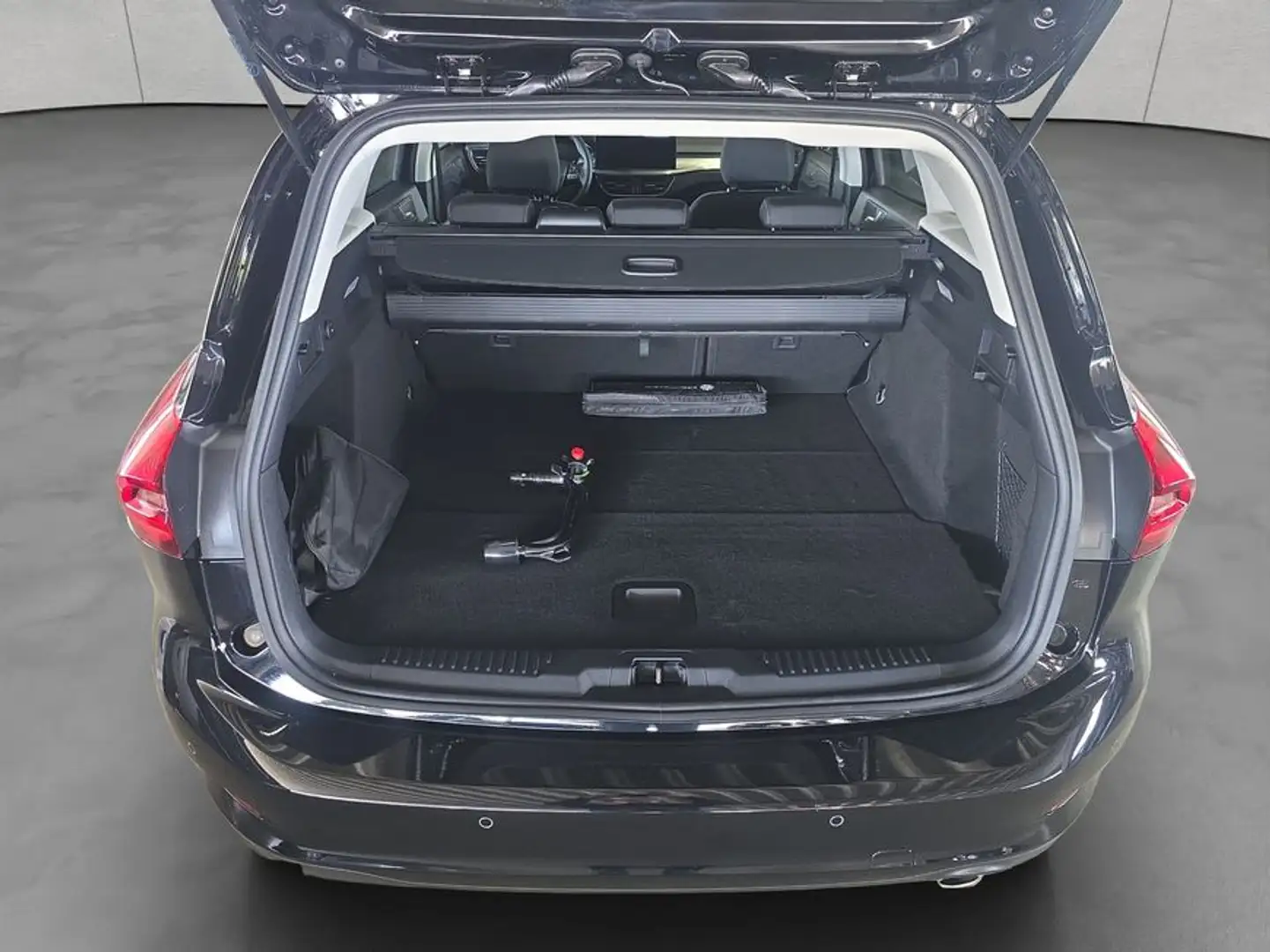 Ford Focus Turnier 1.5 EcoBlue Aut. TITANIUM EDITION Schwarz - 2