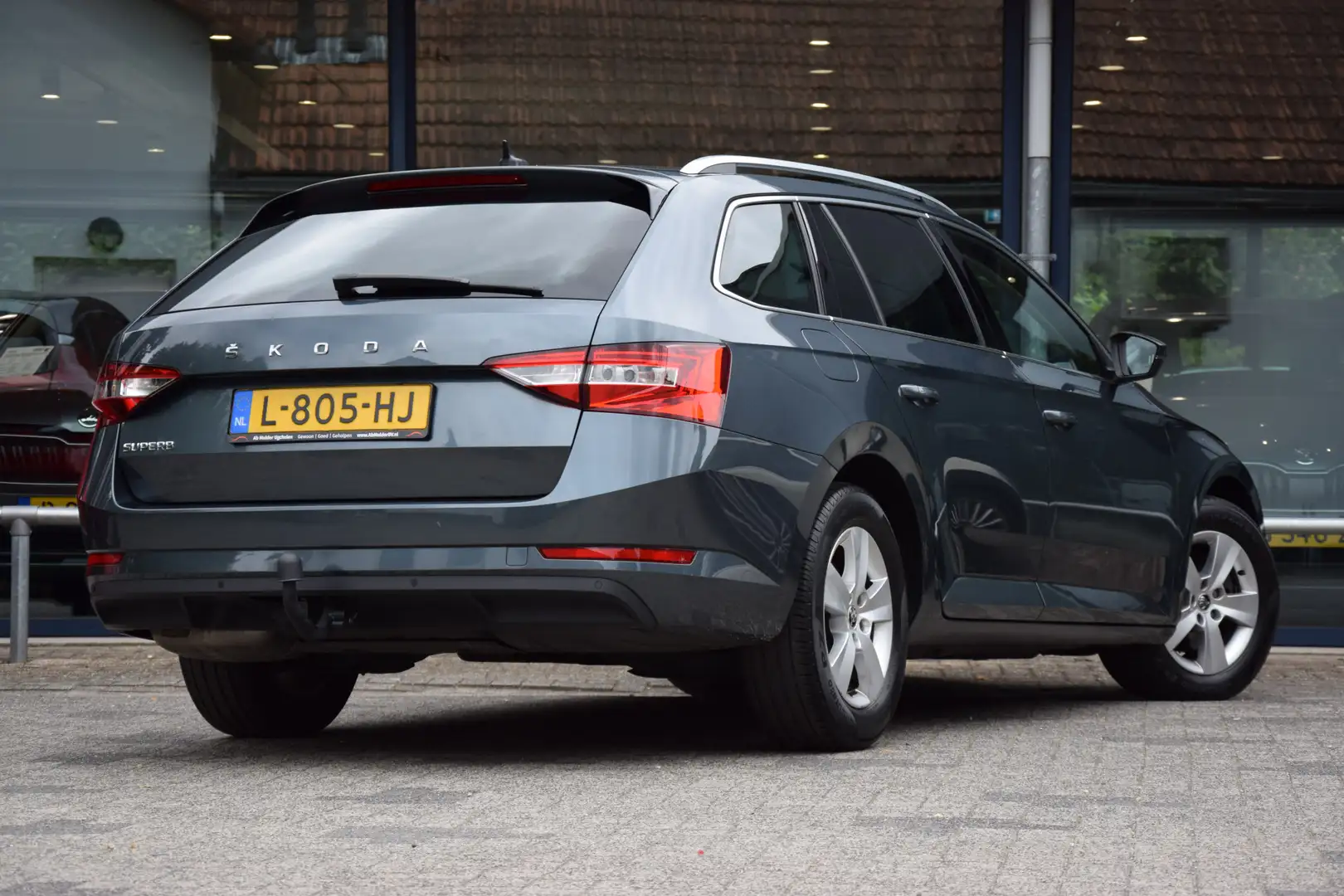 Skoda Superb Combi 1.5 TSI 150PK ACT Business Edition DSG Autom Grijs - 2