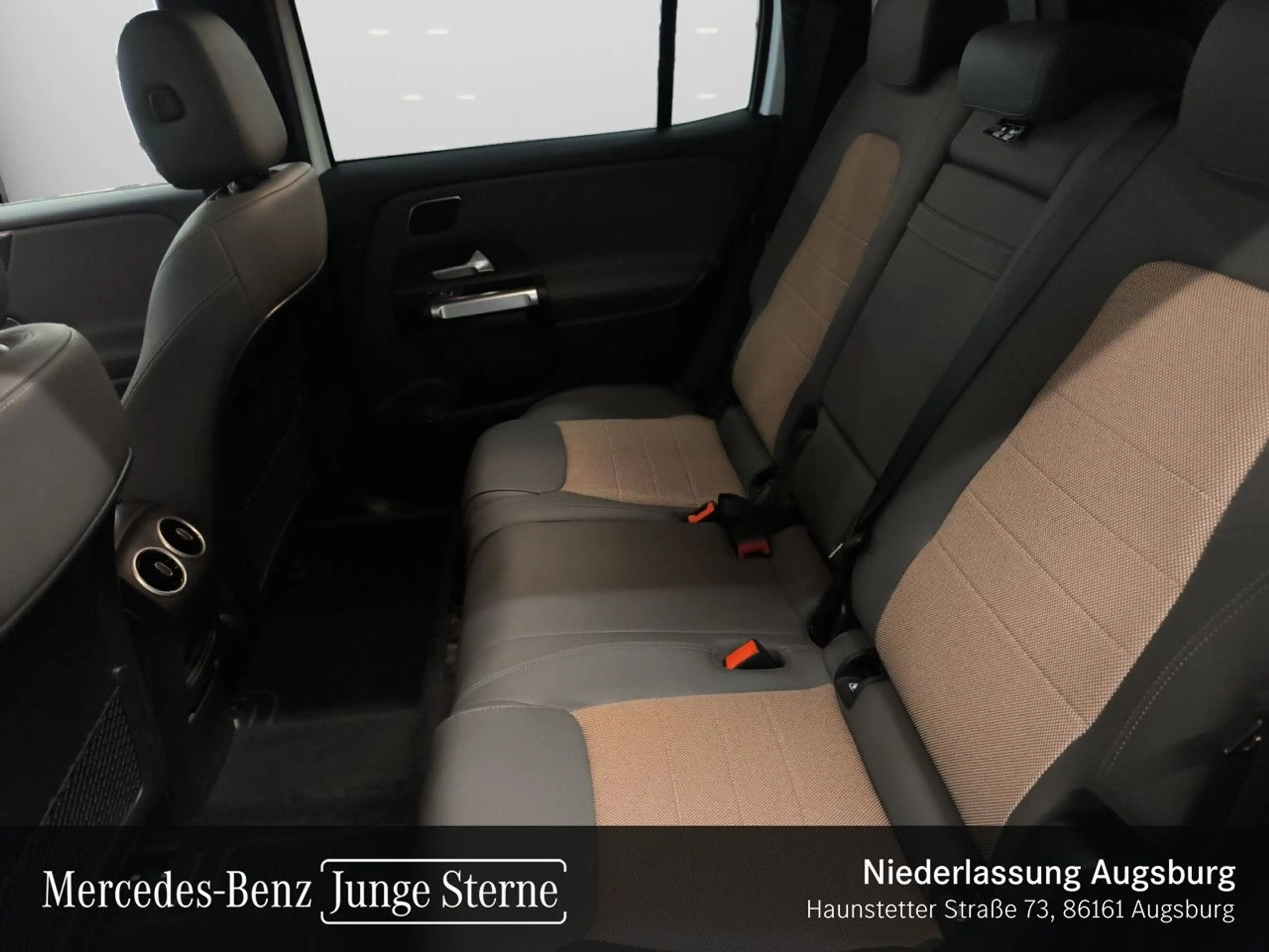 Mercedes-Benz EQB 250 ELECTRICART+NIGHT+PLUS-PAKET+AHK+PANO+SPUR — photo 12