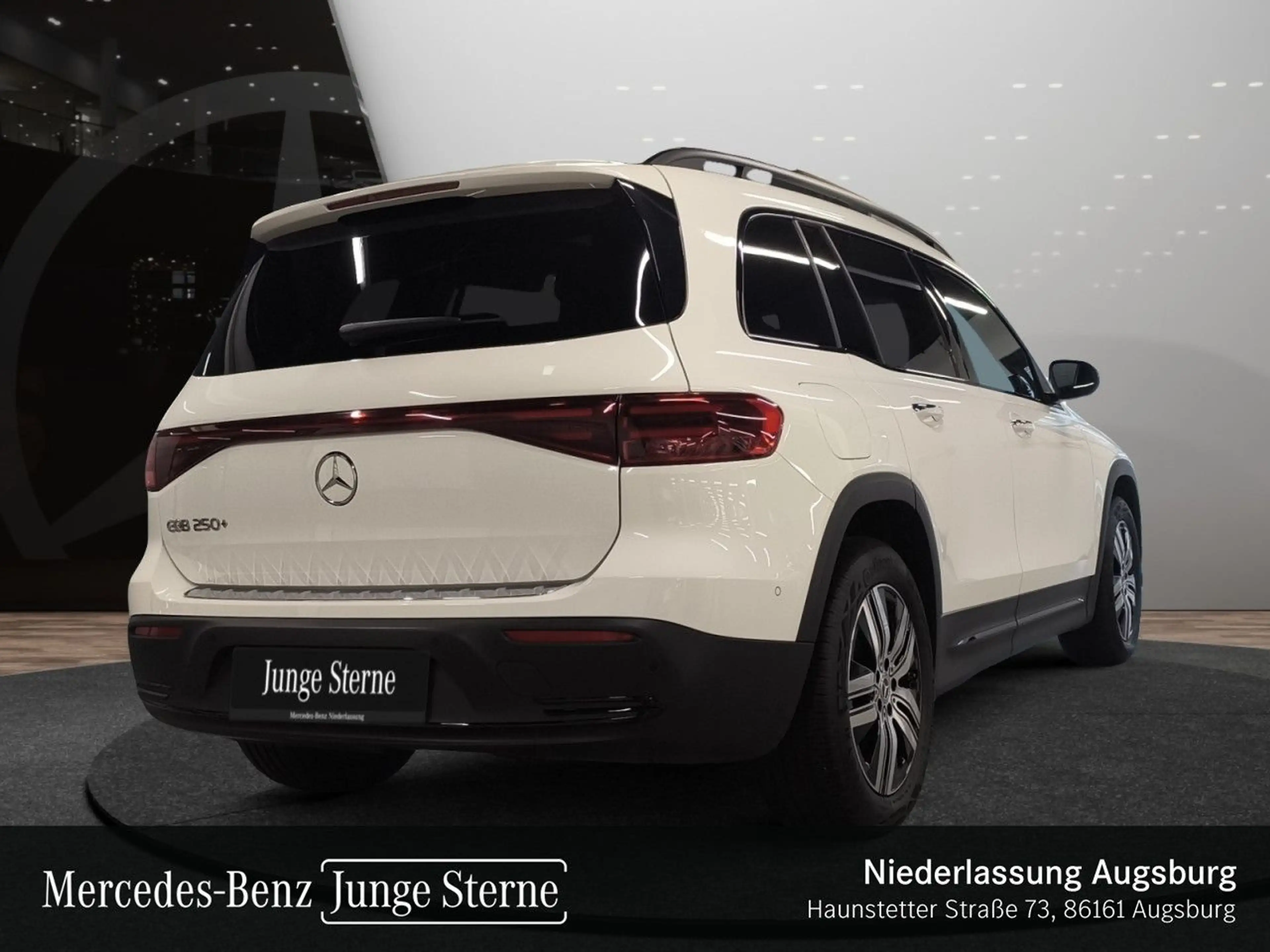 Mercedes-Benz EQB 250 ELECTRICART+NIGHT+PLUS-PAKET+AHK+PANO+SPUR — photo 8