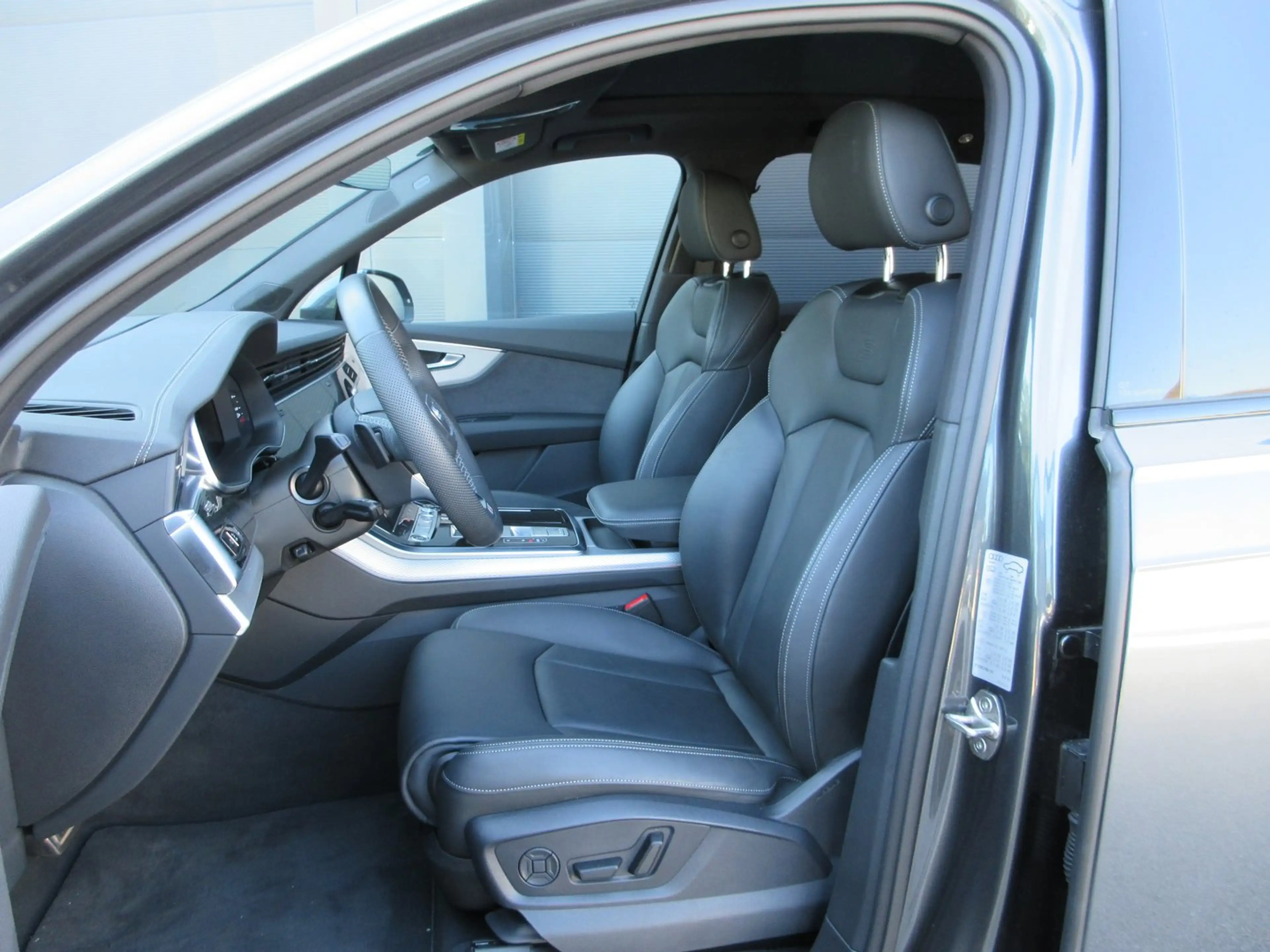 Audi Q7 50 TDI quattro S line — photo 11