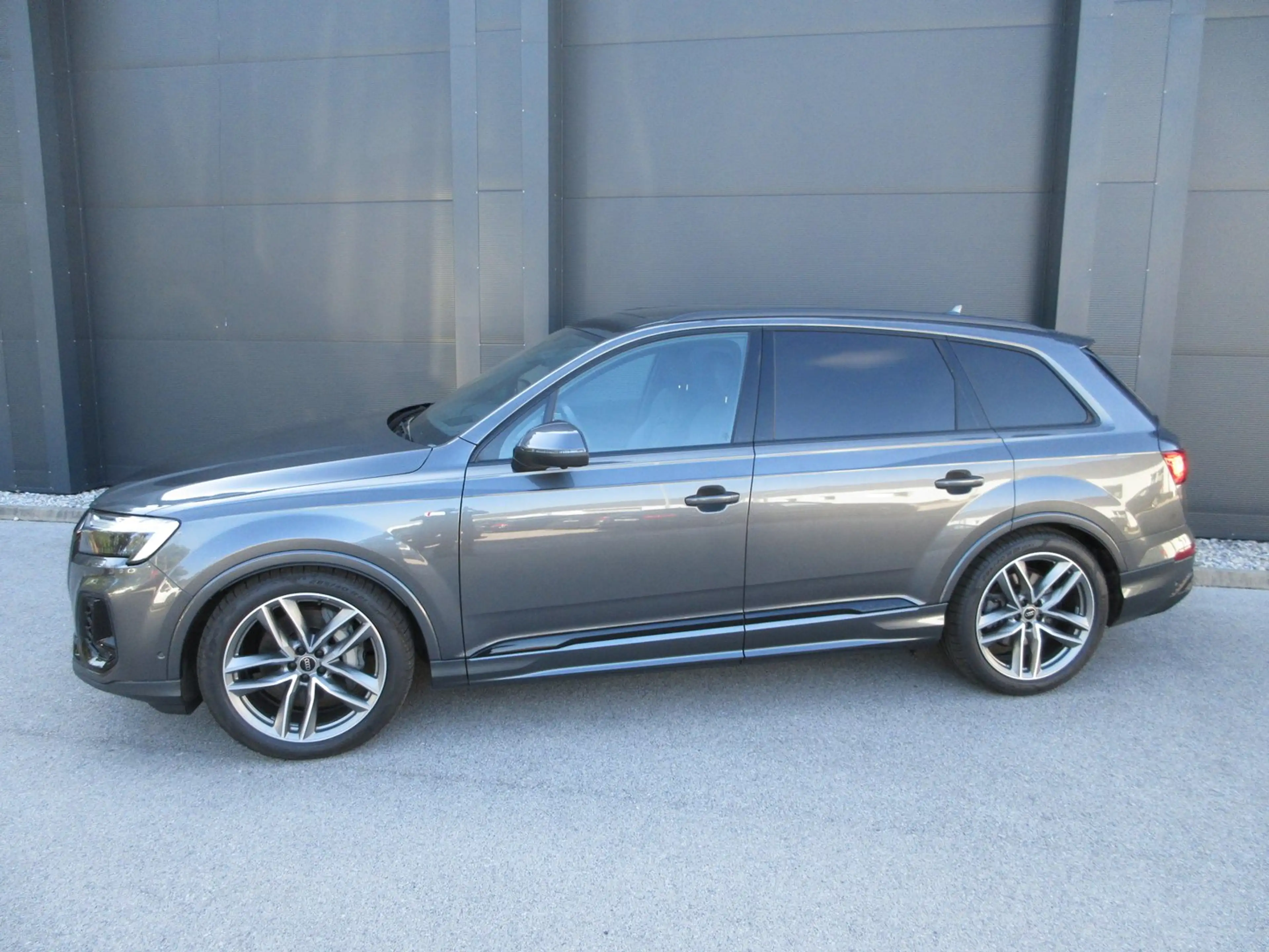 Audi Q7 50 TDI quattro S line — photo 4