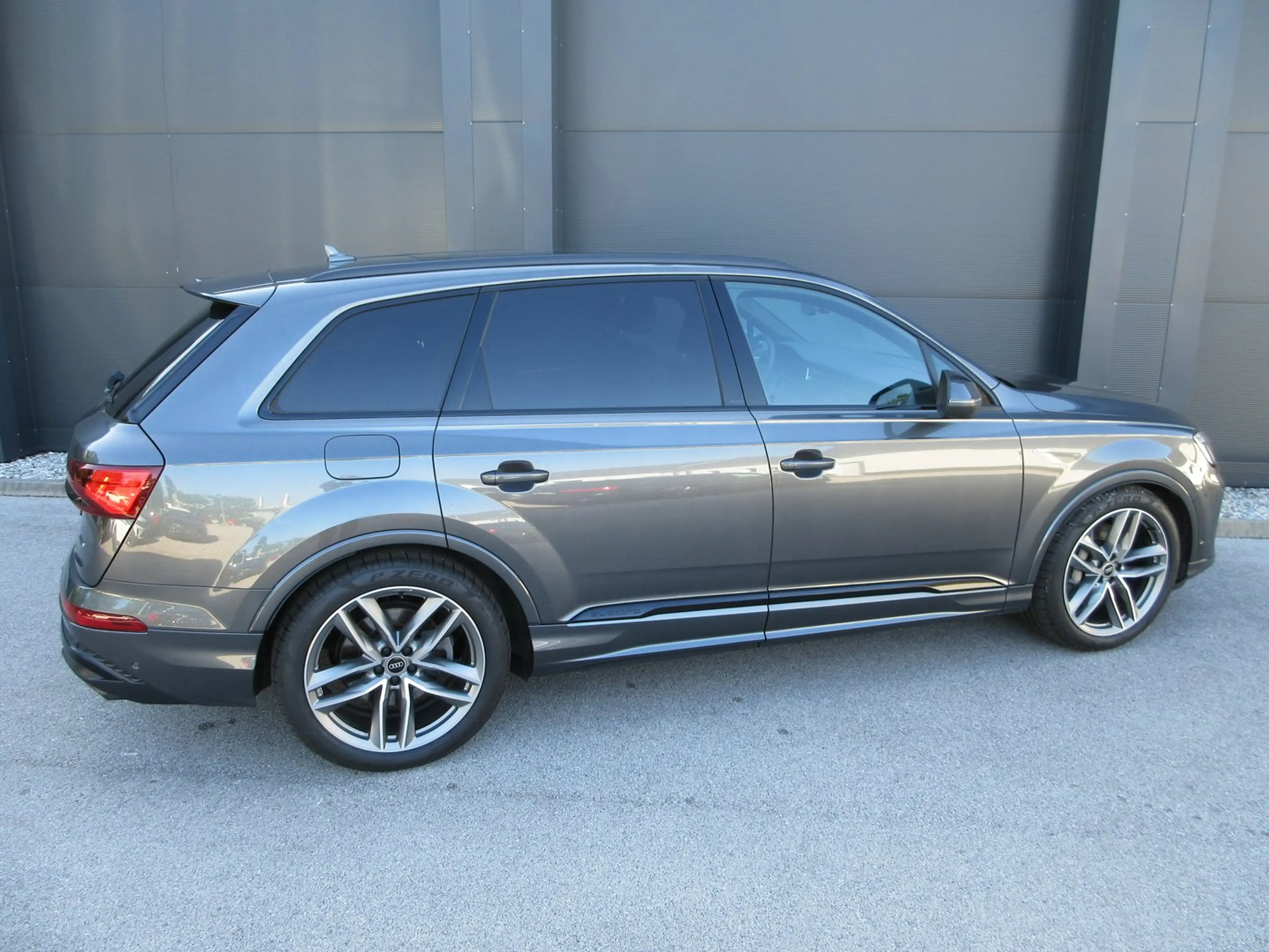 Audi Q7 50 TDI quattro S line — photo 7