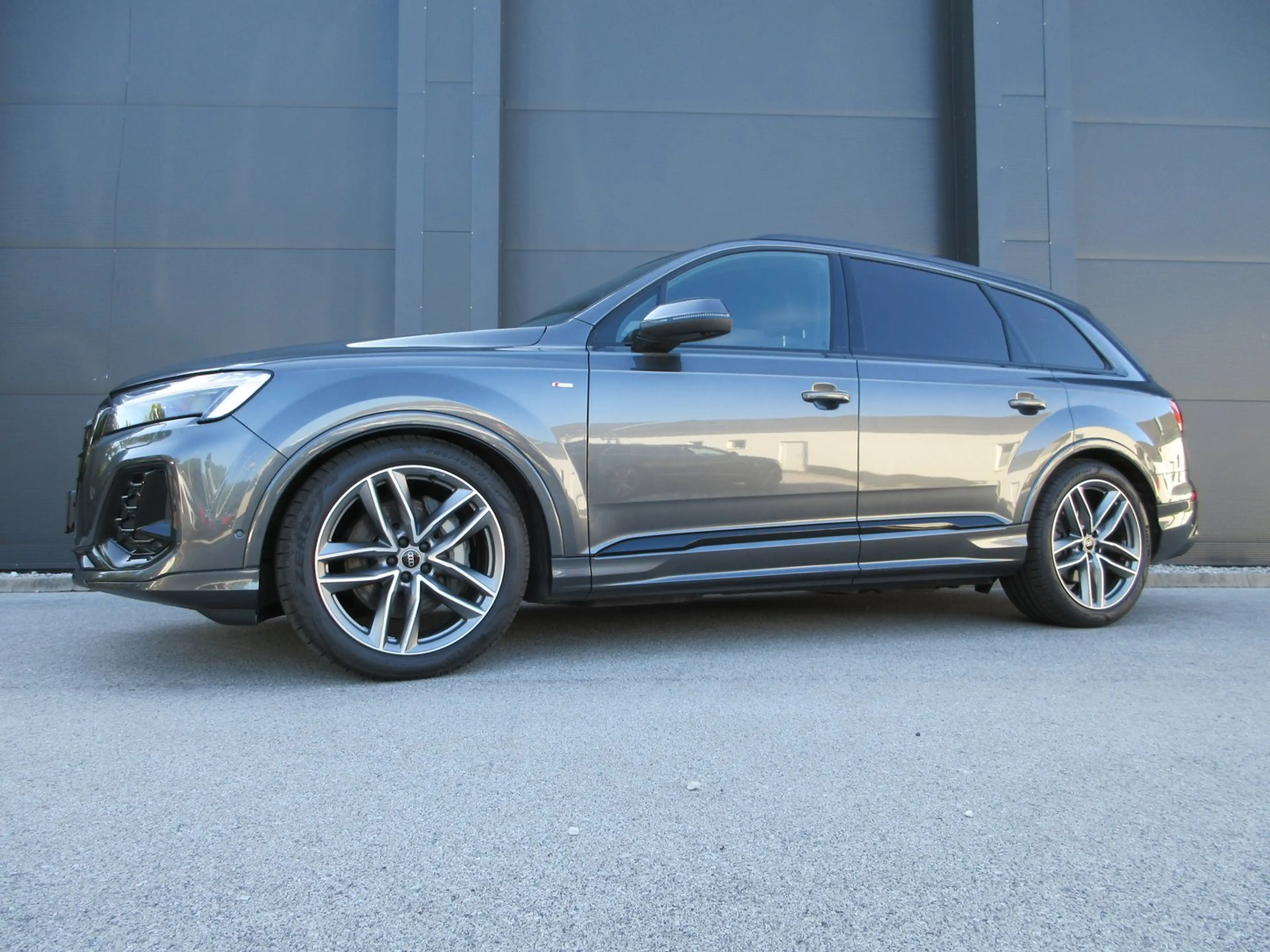 Audi Q7 50 TDI quattro S line — photo 3