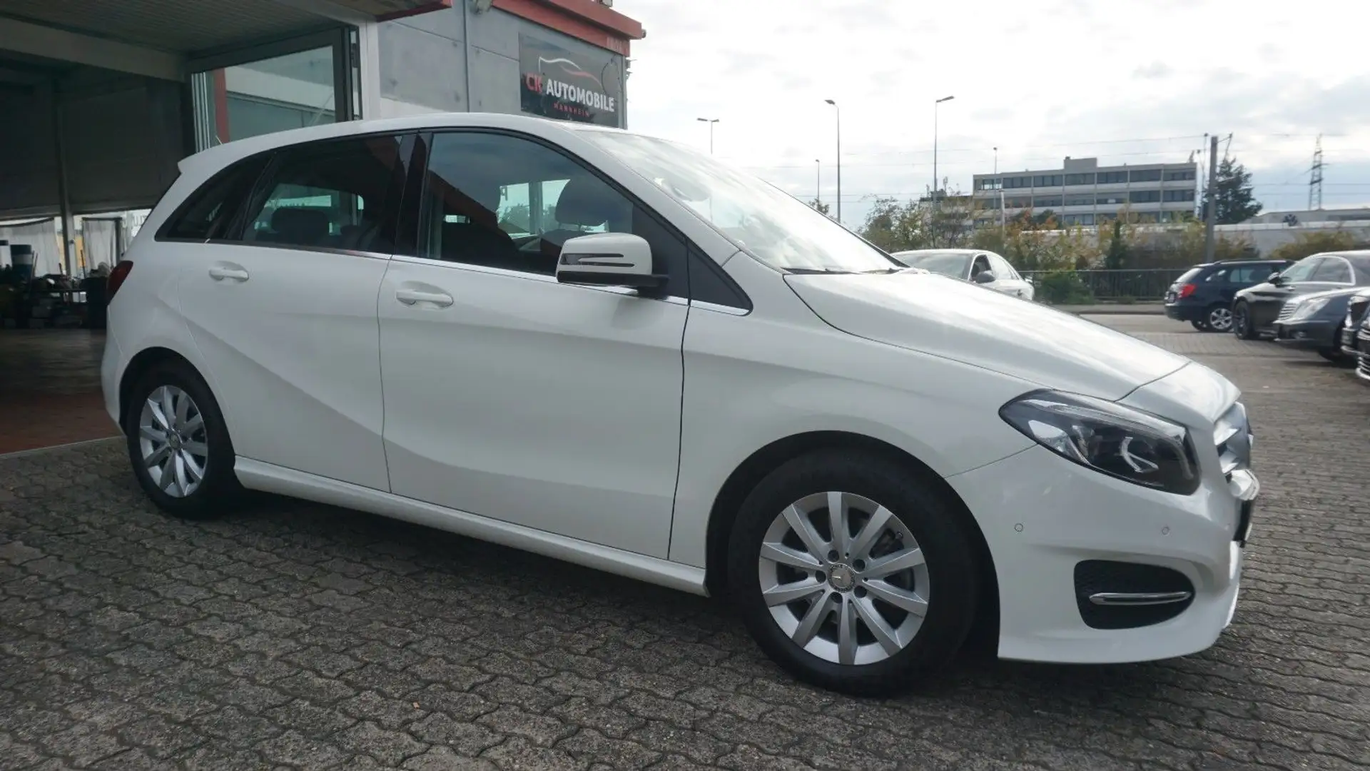 Mercedes-Benz B 180 *NAVI*TEMPOMAT*AHK*PDC*LED*AUTOMATIK Blanc - 2