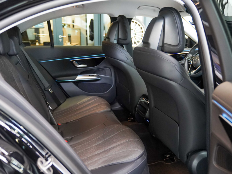 Mercedes-Benz E 220 E 220 d AVANTGARDE 360° KEYLESS CarPlay DISTRONI — photo 13