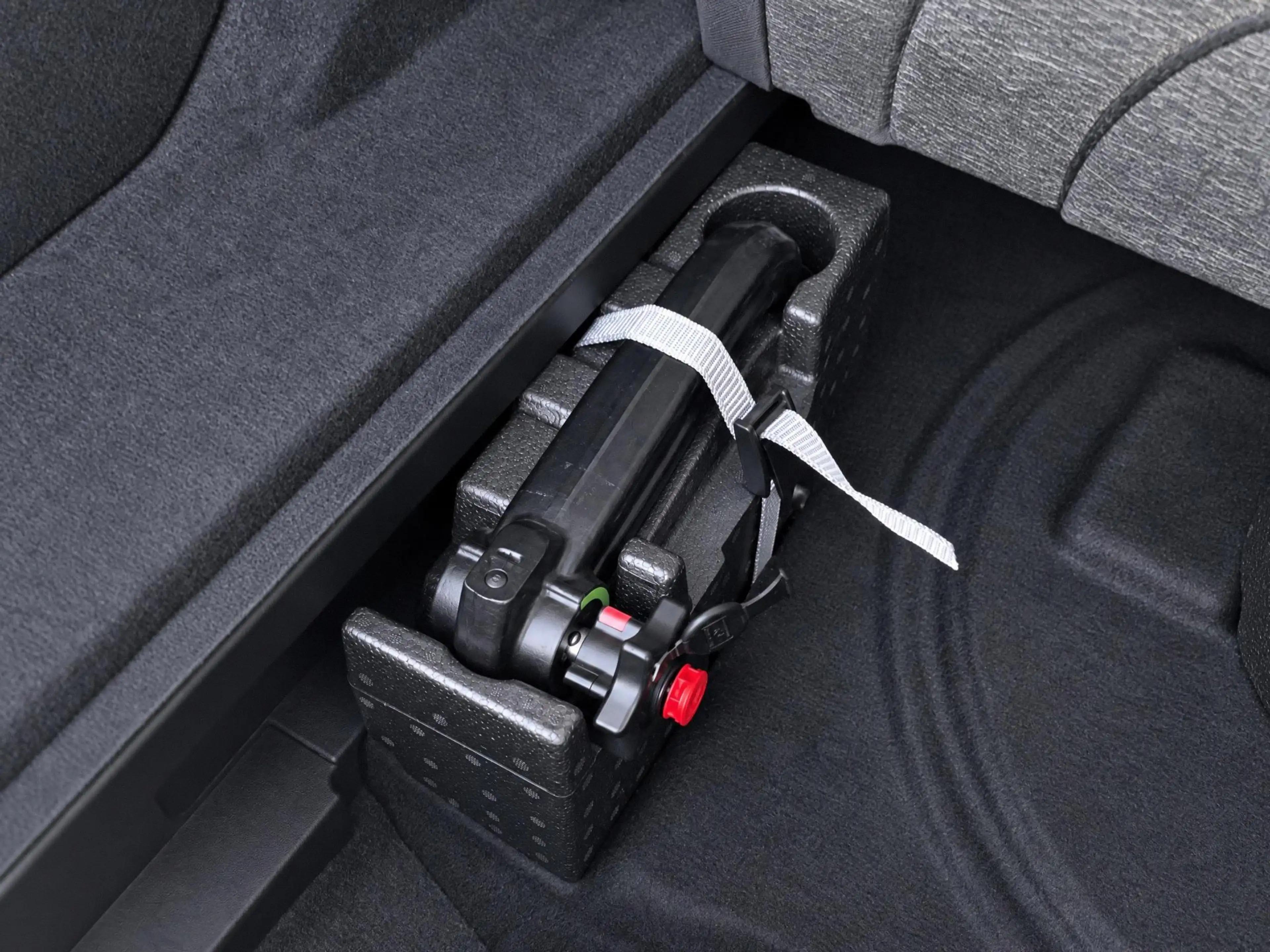 Audi e-tron 55 quattro edition 95 kWh 408pk · Panoramadak · 36 — photo 7