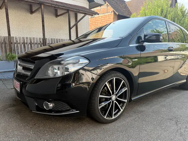 Mercedes-Benz 180 B 180 CDI 8fach bereift Sportpaket Navi Sitzheizung Park Assistent Licht und Sichtpaket