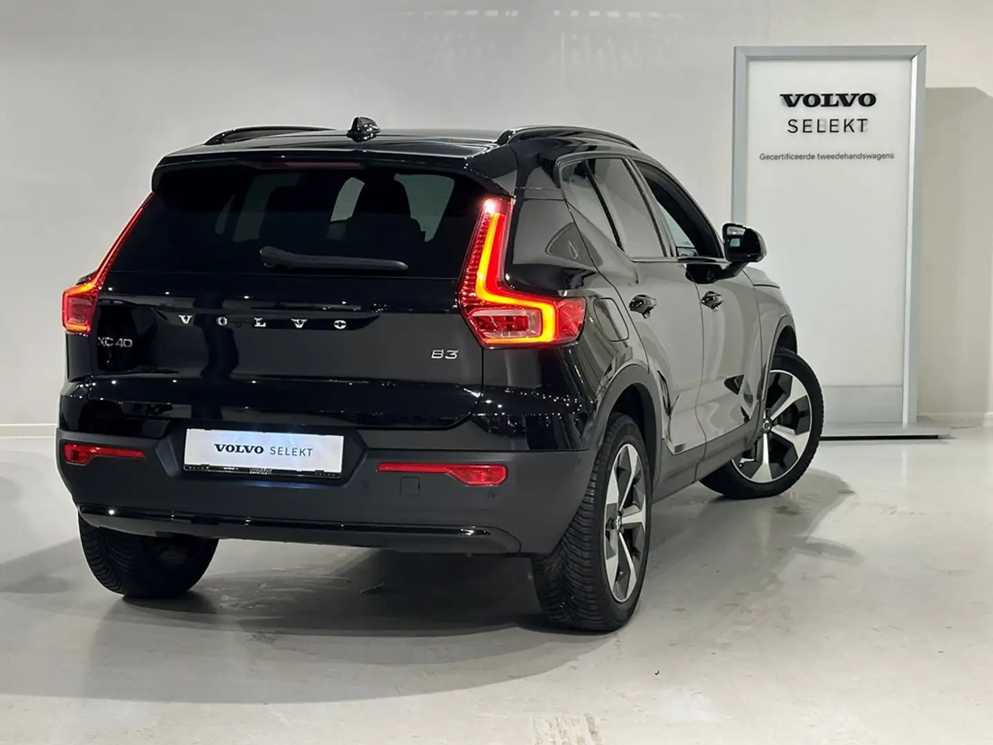 Volvo XC40 B3 Mild Hybride Dark Plus Zwart - 2