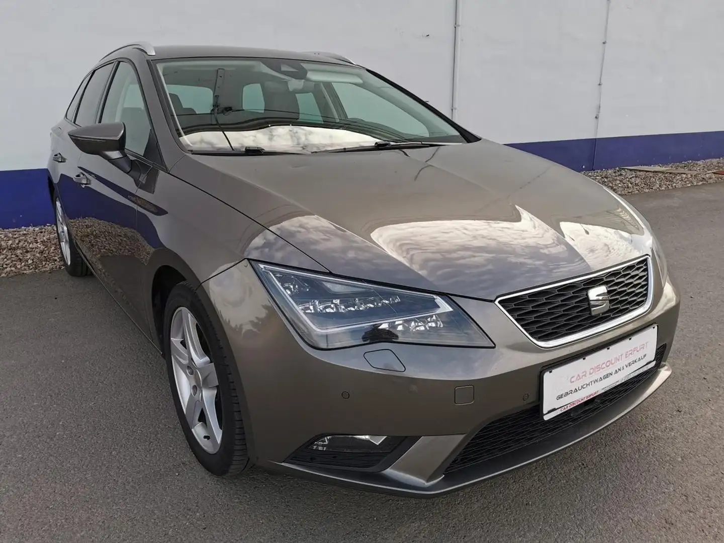 SEAT Leon ST 1.6 TDI Style+LED+Alcantara+Navi+DSG+DAB+AHZV+ Gris - 2