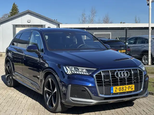 Audi Q7 view 3