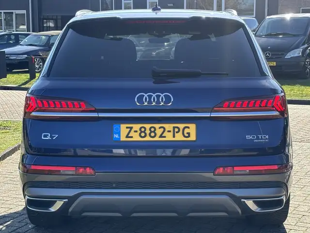 Audi Q7 view 6