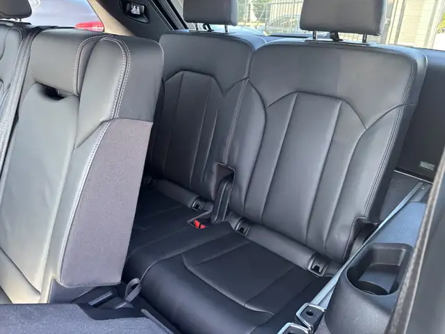 Audi Q7 view 12