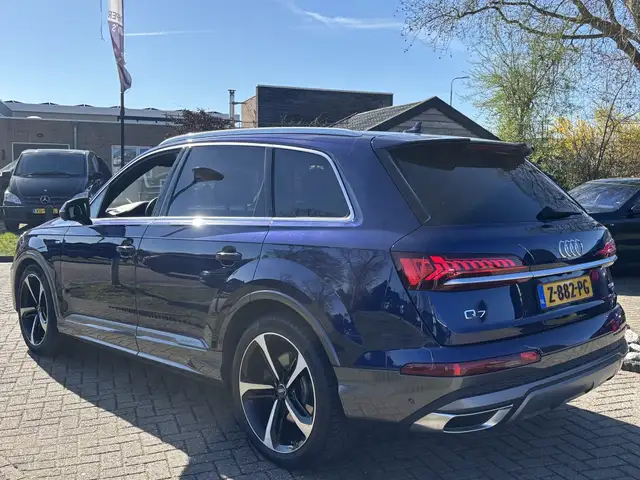 Audi Q7 view 7