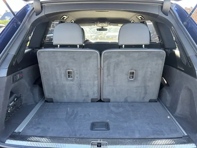 Audi Q7 view 10