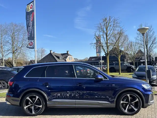 Audi Q7 view 4