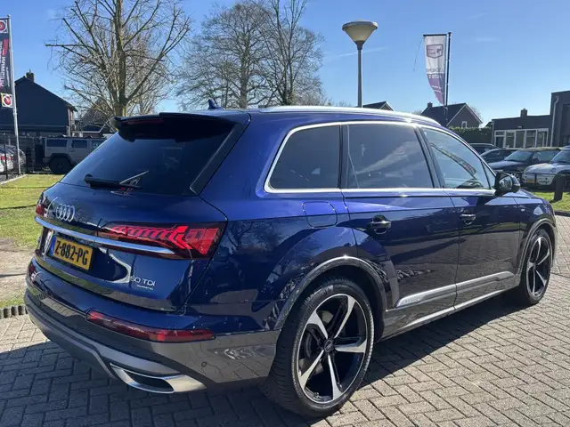 Audi Q7 view 5