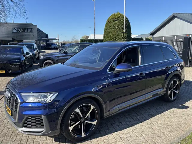 Audi Q7 view 8